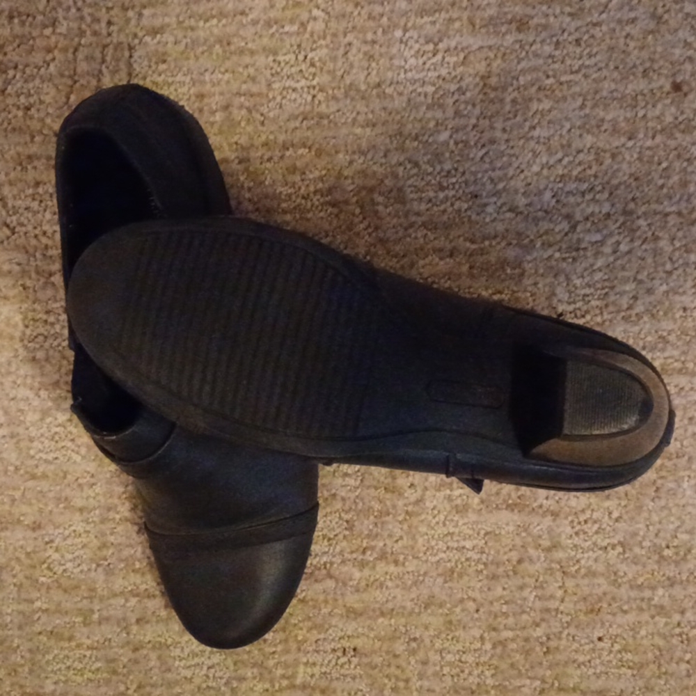 Shoes - Picture 4 of 7